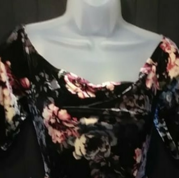 ✨PLUS SIZES VELVET FLORAL PRINT DRESS - Picture 4 of 5